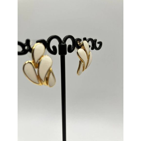 Vintage FM 1980s Gold-Tone White Enamel Leaf 7/8 Inch Earrings! - Picture 8 of 9